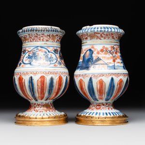 A pair of Chinese Imari-style casters or vases with gilt bronze mounts, Kangxi — foto 2