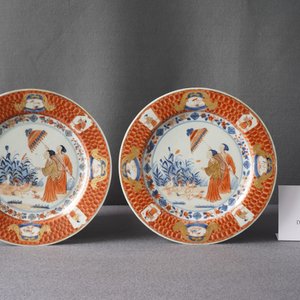A pair of Chinese Imari-style 'Dames au Parasol' plates after Cornelis Pronk, Qianlong — photo 4