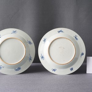 A pair of Chinese Imari-style 'Dames au Parasol' plates after Cornelis Pronk, Qianlong — photo 5