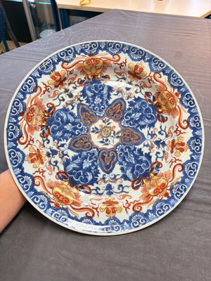 A pair of Chinese Imari-style dishes with stylised floral design, Kangxi — photo 1