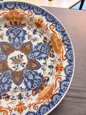 A pair of Chinese Imari-style dishes with stylised floral design, Kangxi — photo 12