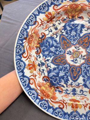 A pair of Chinese Imari-style dishes with stylised floral design, Kangxi — photo 2
