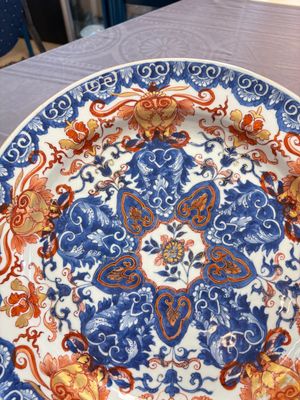A pair of Chinese Imari-style dishes with stylised floral design, Kangxi — photo 3