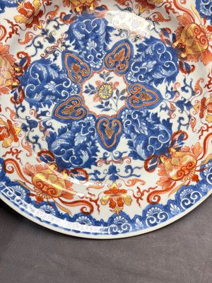A pair of Chinese Imari-style dishes with stylised floral design, Kangxi — photo 5