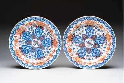 A pair of Chinese Imari-style dishes with stylised floral design, Kangxi