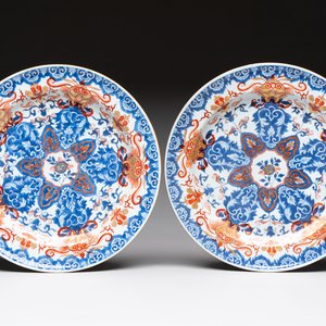 A pair of Chinese Imari-style dishes with stylised floral design, Kangxi — photo 1