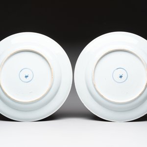 A pair of Chinese Imari-style dishes with stylised floral design, Kangxi — photo 2