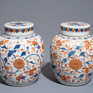 A pair of Chinese Imari style ginger jars and covers, Kangxi — 照片 1