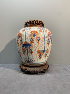 A pair of Chinese Imari-style 'grapevine' jars with wooden covers and stands, Kangxi — photo 1