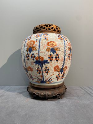A pair of Chinese Imari-style 'grapevine' jars with wooden covers and stands, Kangxi — photo 11