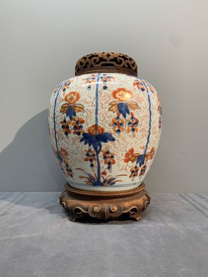 A pair of Chinese Imari-style 'grapevine' jars with wooden covers and stands, Kangxi — photo 12