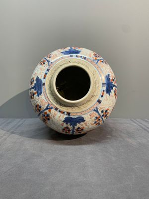A pair of Chinese Imari-style 'grapevine' jars with wooden covers and stands, Kangxi — photo 13