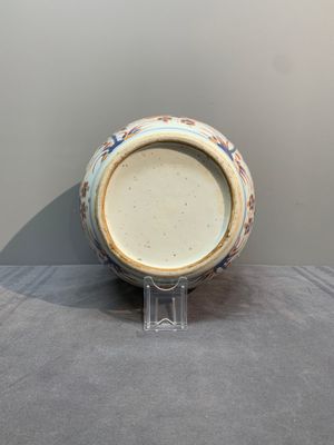A pair of Chinese Imari-style 'grapevine' jars with wooden covers and stands, Kangxi — photo 14