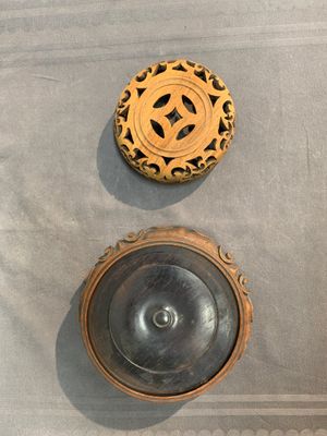 A pair of Chinese Imari-style 'grapevine' jars with wooden covers and stands, Kangxi — photo 15