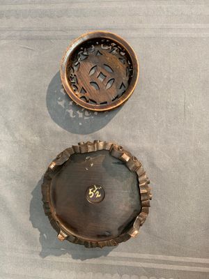 A pair of Chinese Imari-style 'grapevine' jars with wooden covers and stands, Kangxi — photo 16