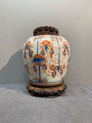 A pair of Chinese Imari-style 'grapevine' jars with wooden covers and stands, Kangxi — photo 2