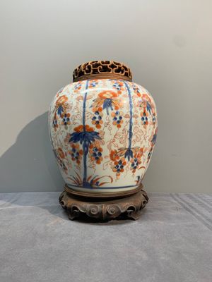 A pair of Chinese Imari-style 'grapevine' jars with wooden covers and stands, Kangxi — photo 3