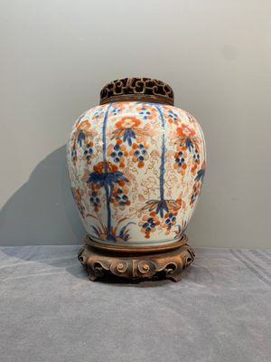A pair of Chinese Imari-style 'grapevine' jars with wooden covers and stands, Kangxi — photo 4