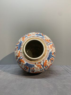A pair of Chinese Imari-style 'grapevine' jars with wooden covers and stands, Kangxi — photo 5
