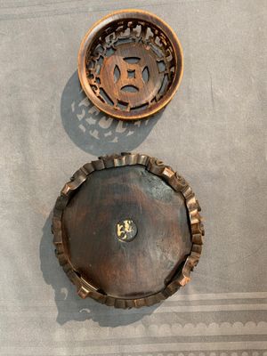 A pair of Chinese Imari-style 'grapevine' jars with wooden covers and stands, Kangxi — photo 8
