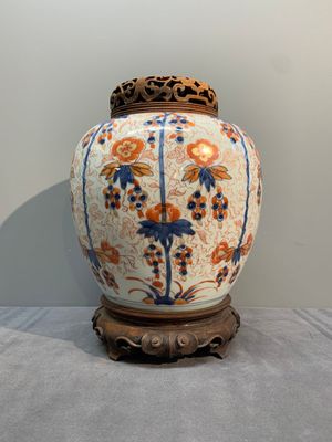 A pair of Chinese Imari-style 'grapevine' jars with wooden covers and stands, Kangxi — photo 9