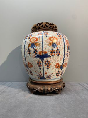 A pair of Chinese Imari-style 'grapevine' jars with wooden covers and stands, Kangxi — photo 10