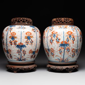 A pair of Chinese Imari-style 'grapevine' jars with wooden covers and stands, Kangxi — photo 1