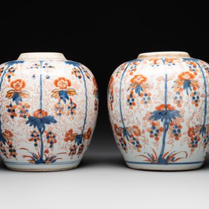 A pair of Chinese Imari-style 'grapevine' jars with wooden covers and stands, Kangxi — photo 2