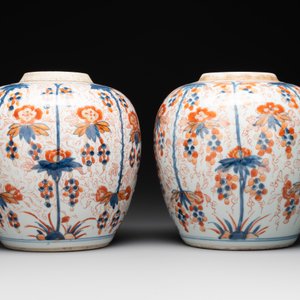 A pair of Chinese Imari-style 'grapevine' jars with wooden covers and stands, Kangxi — photo 3