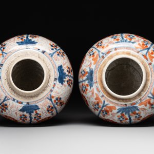 A pair of Chinese Imari-style 'grapevine' jars with wooden covers and stands, Kangxi — photo 4