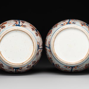 A pair of Chinese Imari-style 'grapevine' jars with wooden covers and stands, Kangxi — photo 5