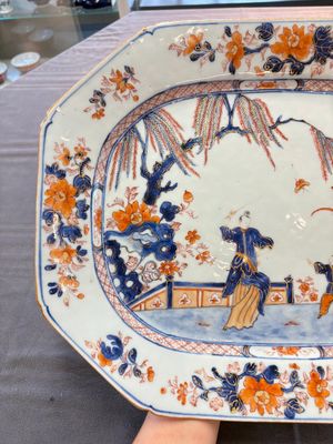 A pair of Chinese Imari-style 'lady and boy' dishes, Qianlong — photo 2