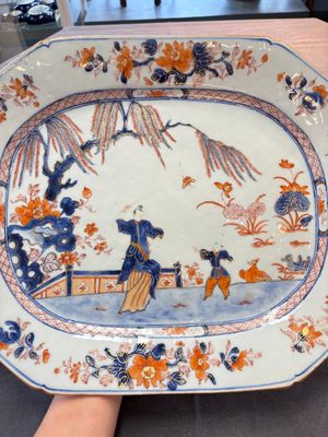A pair of Chinese Imari-style 'lady and boy' dishes, Qianlong — photo 3