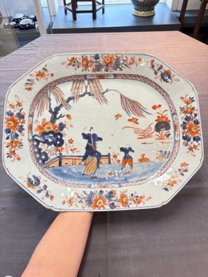 A pair of Chinese Imari-style 'lady and boy' dishes, Qianlong — photo 6