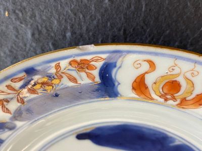 A pair of Chinese Imari-style 'lady with two boys' plates, Kangxi — photo 12