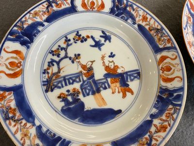 A pair of Chinese Imari-style 'lady with two boys' plates, Kangxi — photo 2