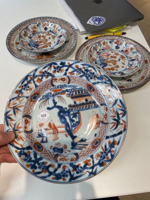 A pair of Chinese Imari-style plates, a plate and a pair of saucers, Kangxi/Yongzheng — foto 1
