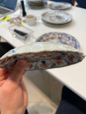 A pair of Chinese Imari-style plates, a plate and a pair of saucers, Kangxi/Yongzheng — foto 12