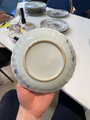 A pair of Chinese Imari-style plates, a plate and a pair of saucers, Kangxi/Yongzheng — foto 13