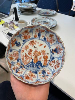 A pair of Chinese Imari-style plates, a plate and a pair of saucers, Kangxi/Yongzheng — foto 15