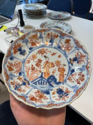 A pair of Chinese Imari-style plates, a plate and a pair of saucers, Kangxi/Yongzheng — foto 16