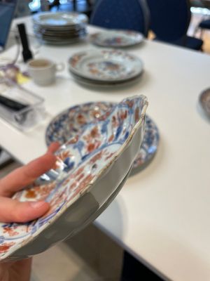 A pair of Chinese Imari-style plates, a plate and a pair of saucers, Kangxi/Yongzheng — foto 17