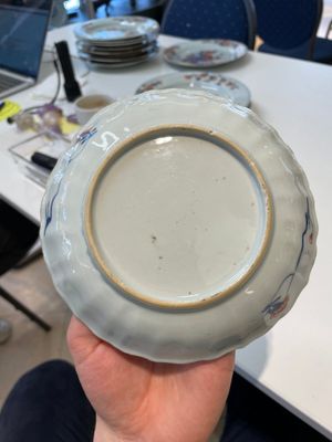 A pair of Chinese Imari-style plates, a plate and a pair of saucers, Kangxi/Yongzheng — foto 18