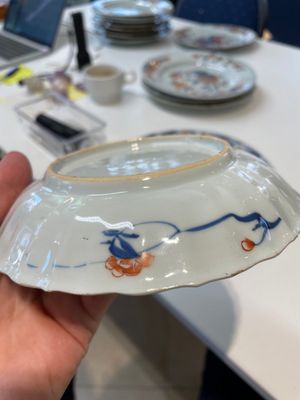 A pair of Chinese Imari-style plates, a plate and a pair of saucers, Kangxi/Yongzheng — foto 19