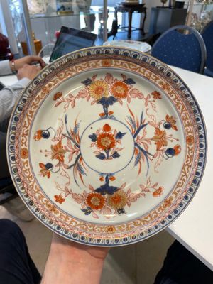A pair of Chinese Imari-style plates, a plate and a pair of saucers, Kangxi/Yongzheng — foto 20
