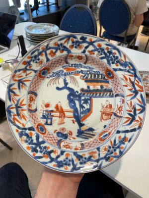 A pair of Chinese Imari-style plates, a plate and a pair of saucers, Kangxi/Yongzheng — foto 2