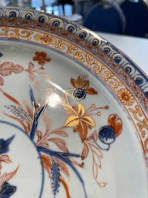 A pair of Chinese Imari-style plates, a plate and a pair of saucers, Kangxi/Yongzheng — foto 22