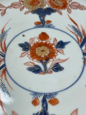 A pair of Chinese Imari-style plates, a plate and a pair of saucers, Kangxi/Yongzheng — foto 23