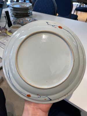 A pair of Chinese Imari-style plates, a plate and a pair of saucers, Kangxi/Yongzheng — foto 24