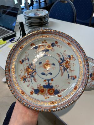 A pair of Chinese Imari-style plates, a plate and a pair of saucers, Kangxi/Yongzheng — foto 26